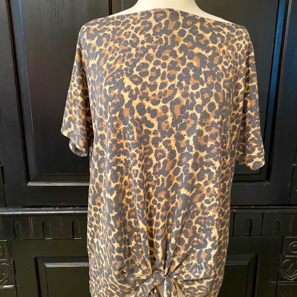 🦙First Love Women’s medium leopard tie from tee